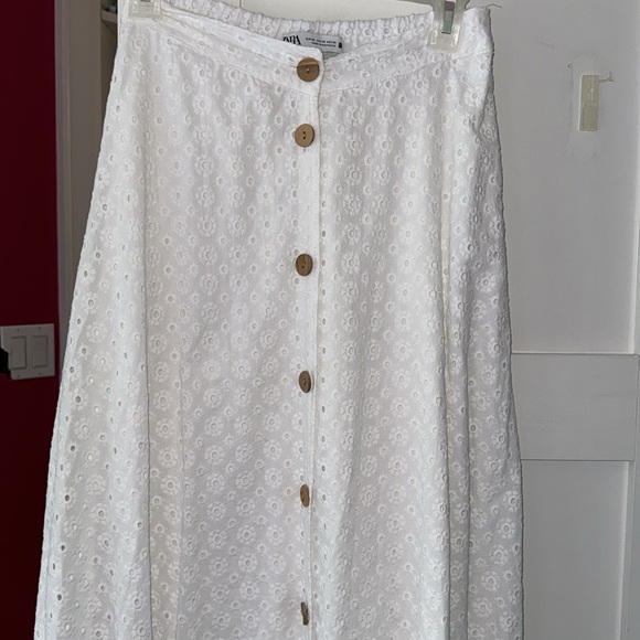 Zara white flower embroidery button down skirt size XS - Picture 4 of 4